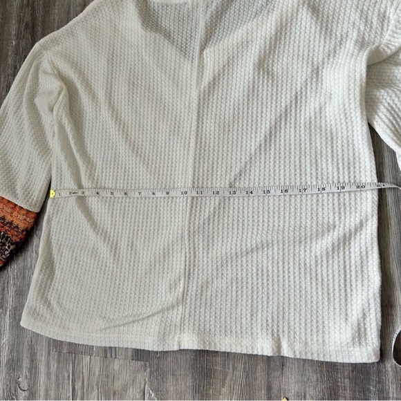 Flattering, perfect fitting light sweater - Picture 11 of 14